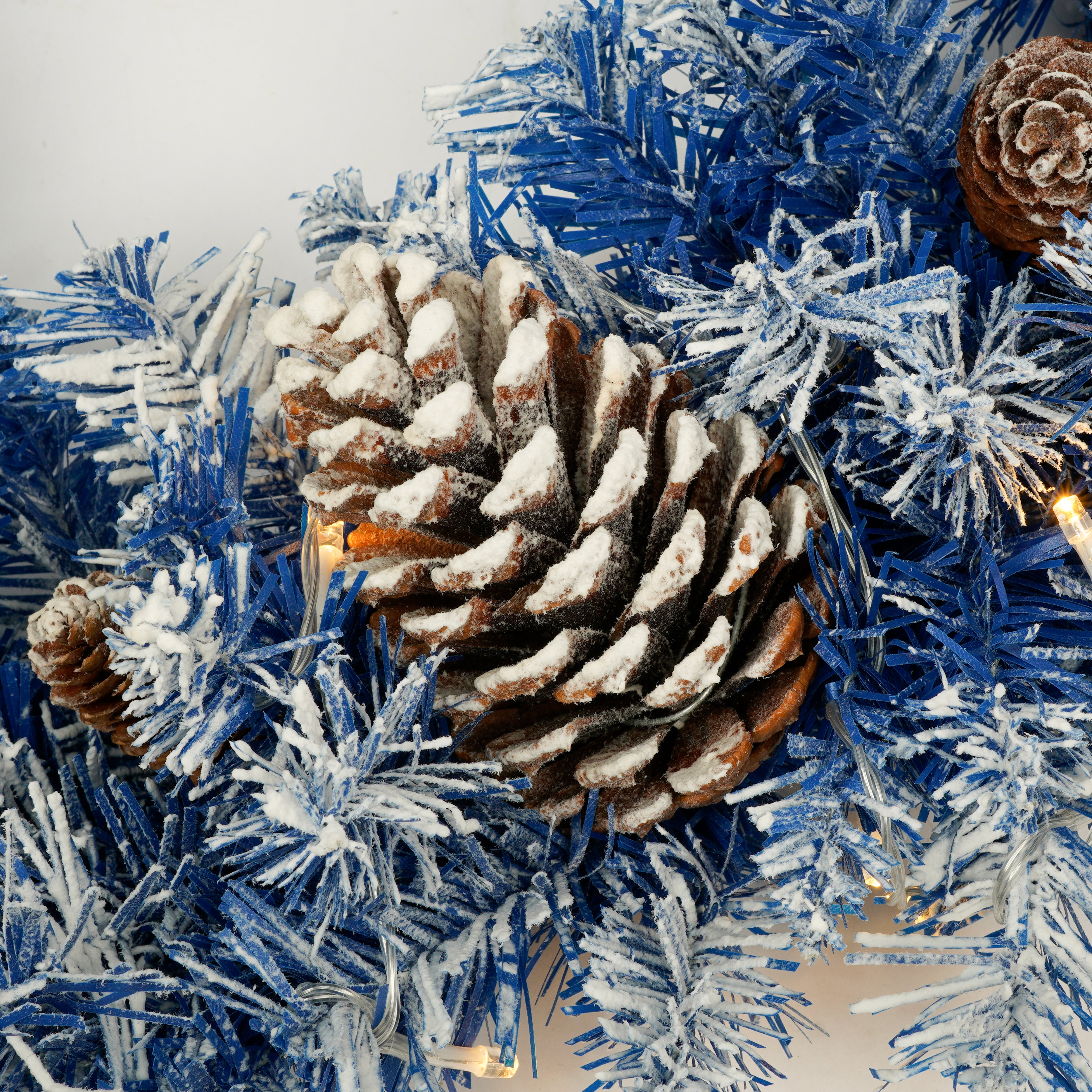 A set of 4 artificial Christmas trees, including flower garlands, flower garlands, and 2 entrance trees, equipped with LED light